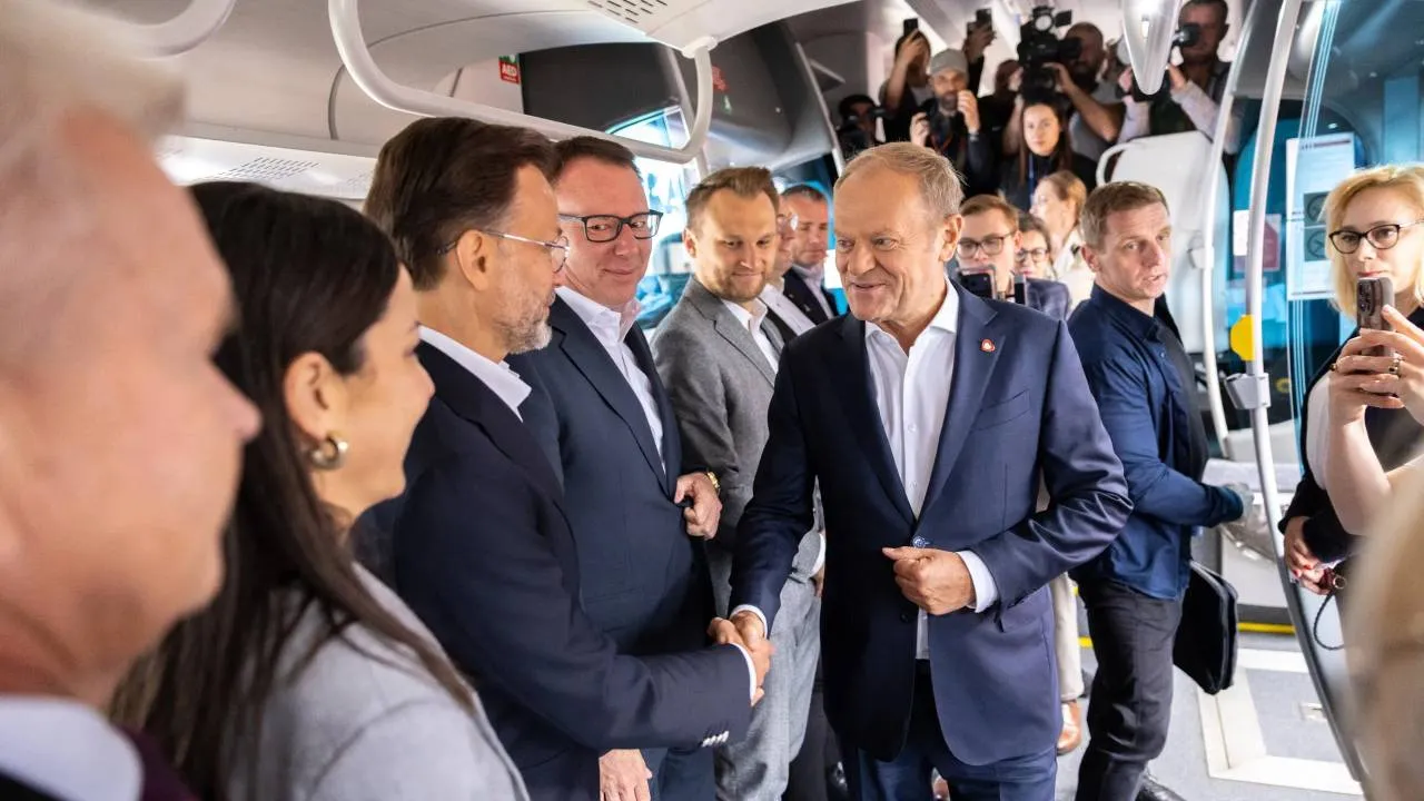 Kolejowy sukces Tuska? "Trochę mniej propagandy, a trochę więcej pokory"