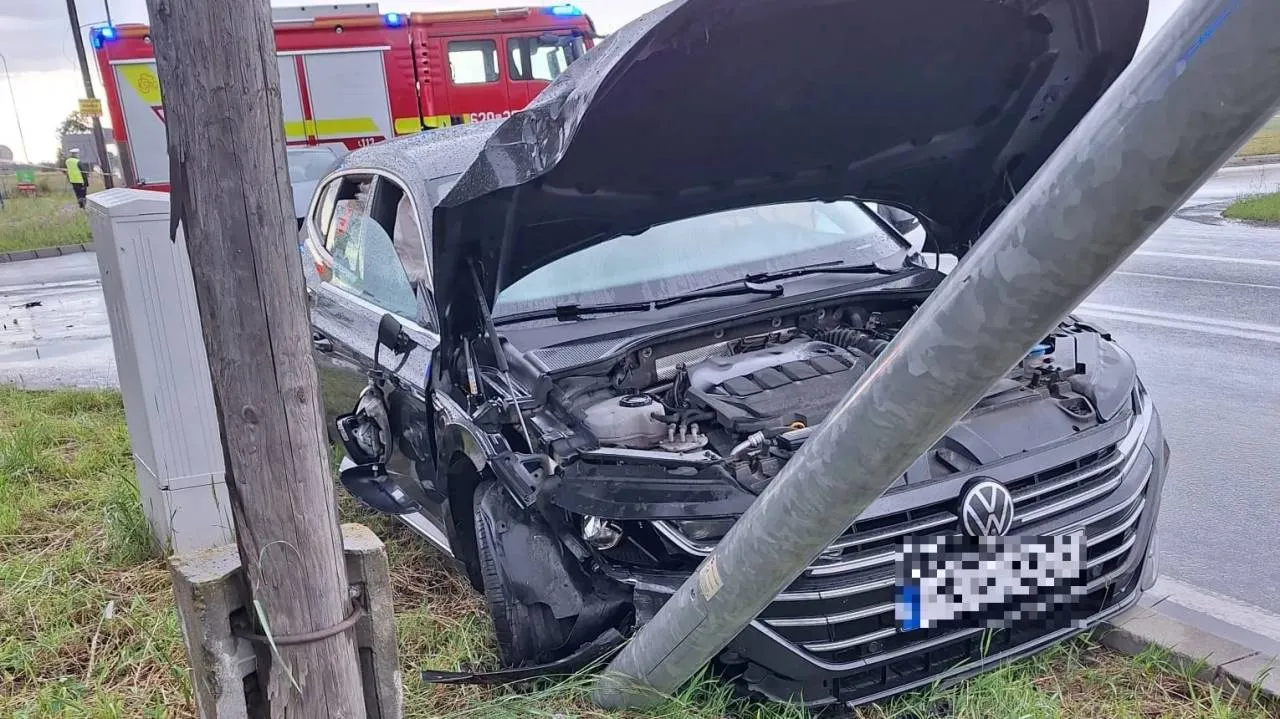 Groźnie wyglądający wypadek Przemysława Czarnka. W jego auto wjechał samochód [ZDJĘCIA]