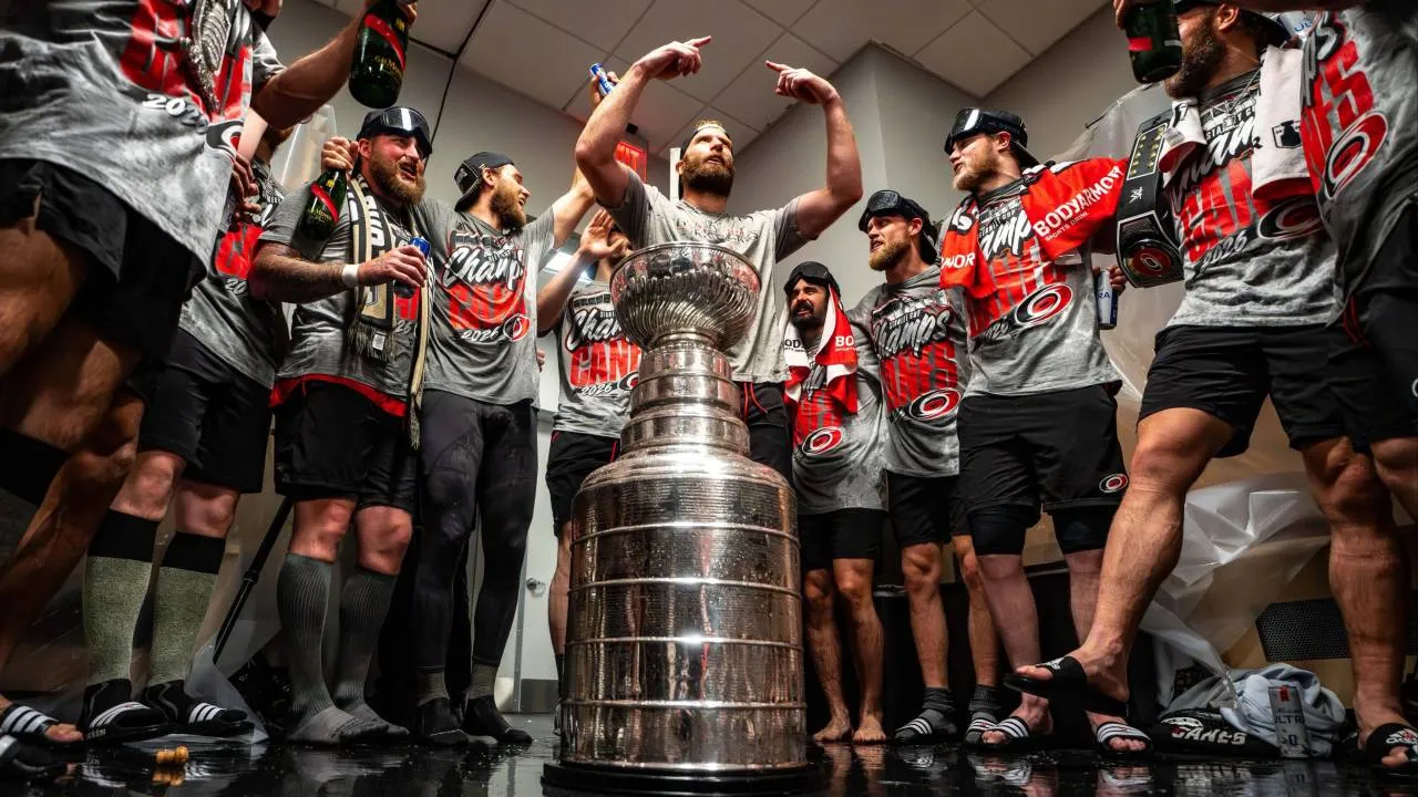 Triumf po dwudziestu latach. Carolina Hurricanes wygrali finał NHL [WIDEO]
