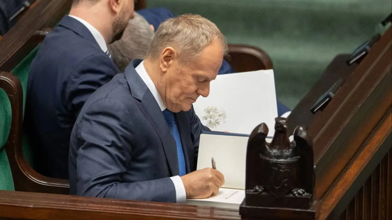 Tusk pokrętnie tłumaczy się z afery Kacprzyka. „To problem systemu”