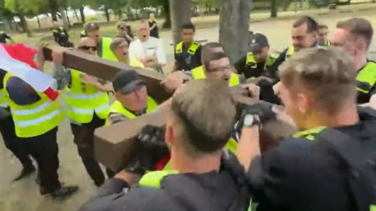 Brutalny bili i kopali trzymających krzyż. Te kadry to HAŃBA dla NIEMIEC