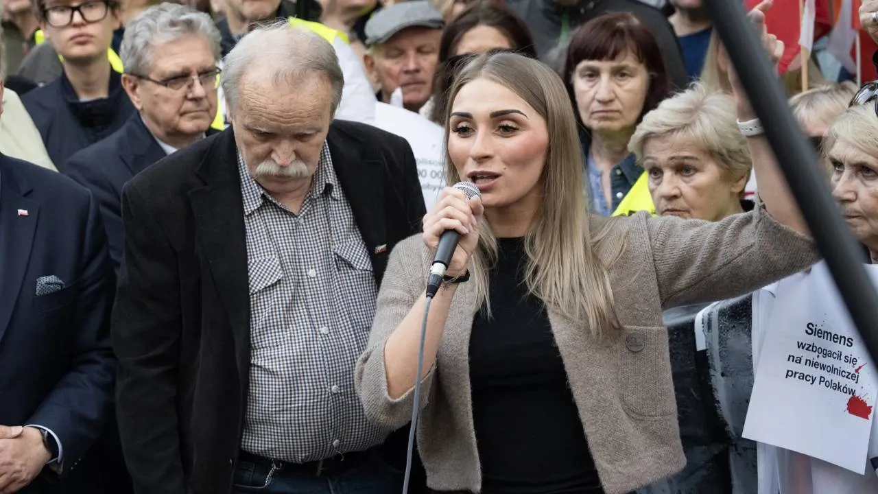 "Tata ma połamane żebra". Apel Blanki Bąkiewicz sprzed ambasady Niemiec w Warszawie