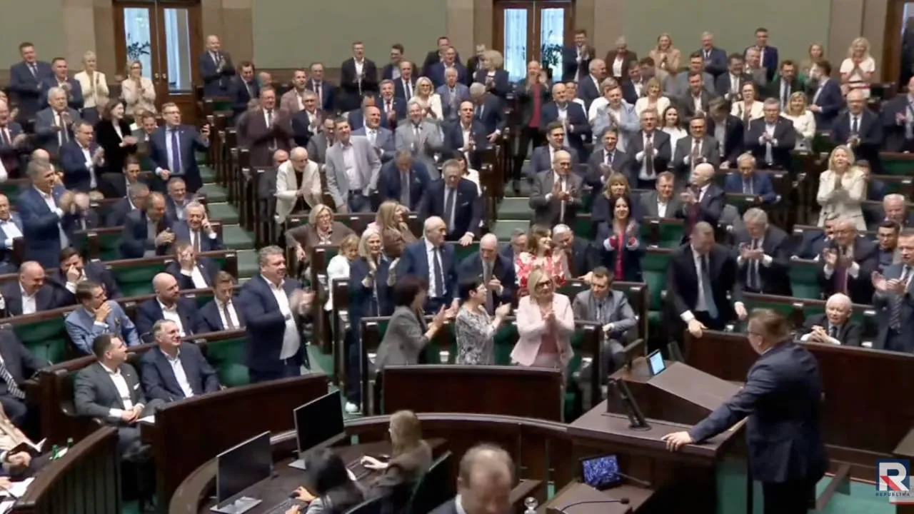Chciał zakpić z Kaczyńskiego. Efekt był odwrotny, Sejm skandował „Jarosław!”