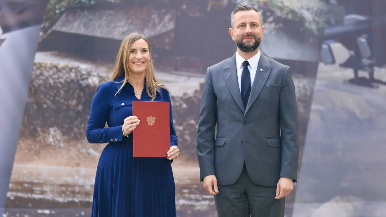 "Sprawdziła się" przy SAFE, dostała stołek w MON. "Może być trzymana na politycznej smyczy"