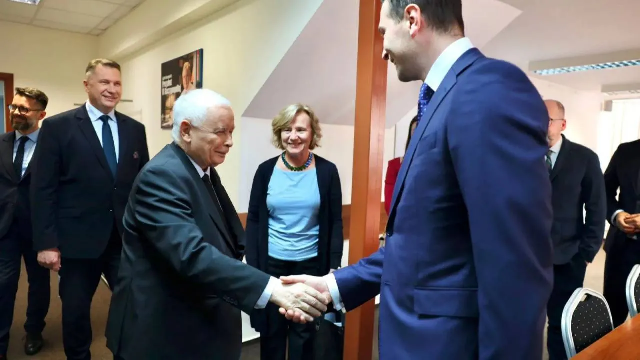 "Moment końca się zbliża". Prezes PiS spotkał się z faworytem wyborów we Francji