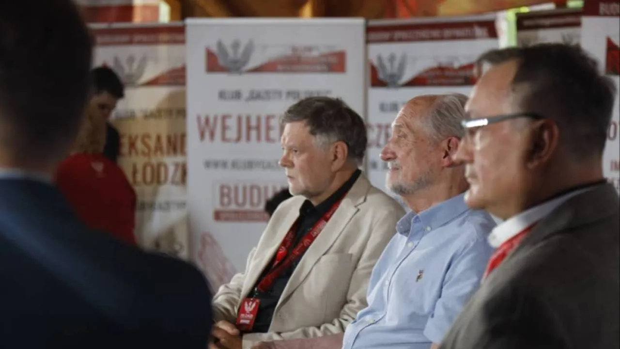 Antoni Macierewicz do Klubów GP: "Wszyscy powinniśmy złożyć w Berlinie krzyż i kwiaty"