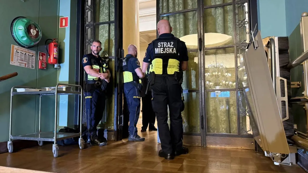 Czego boi się Trzaskowski? Mieszkańcy niewpuszczeni na radę miasta Warszawy