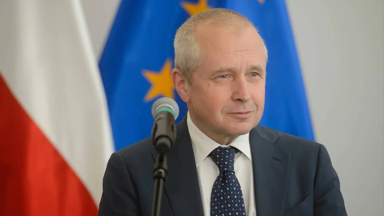 „Padł ofiarą sygnalisty, zajął pewne stanowisko”. Absurdalne tłumaczenia Duboisa w sprawie Kacprzyka [WIDEO]