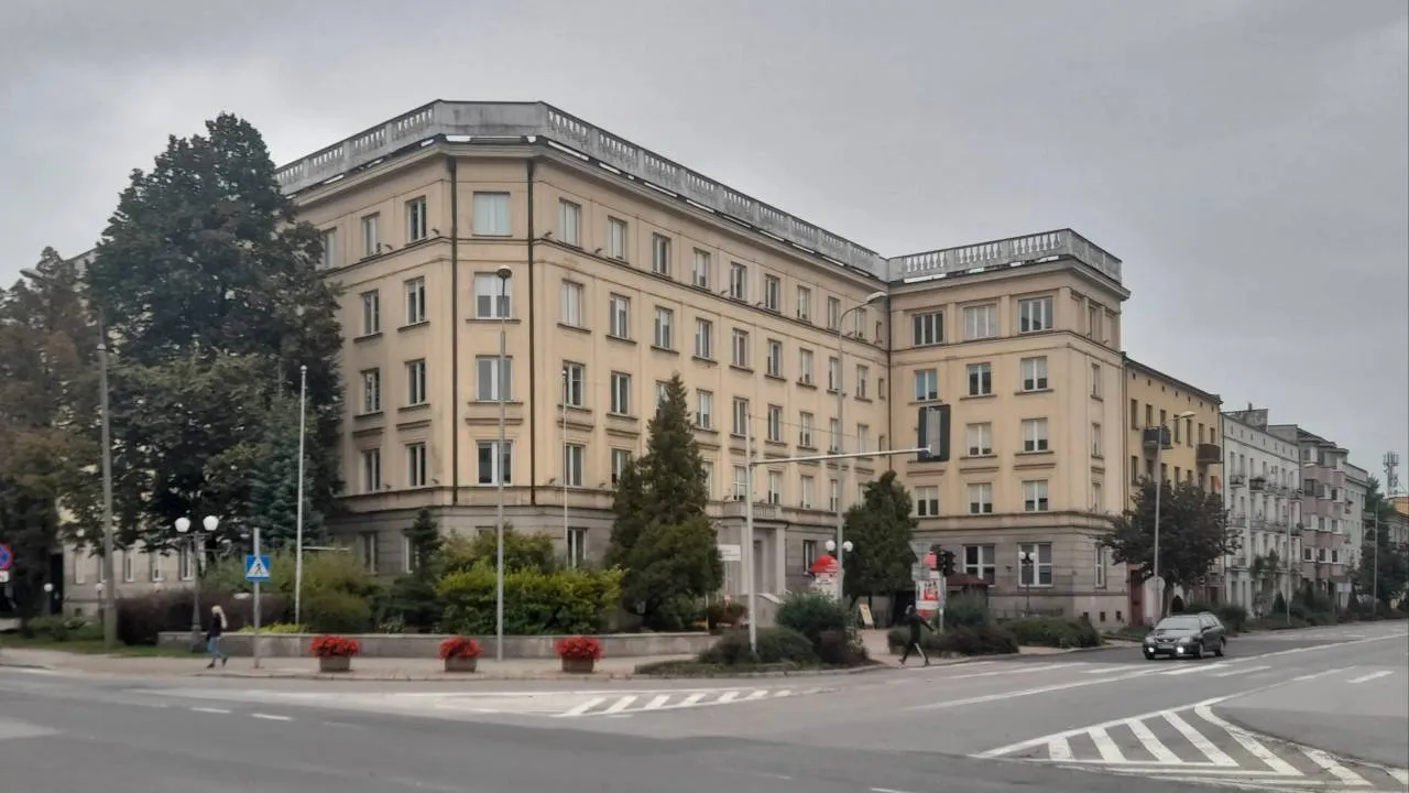 Alarm bombowy w radomskim urzędzie. Kilkanaście metrów dalej ma przemawiać prezydent Nawrocki