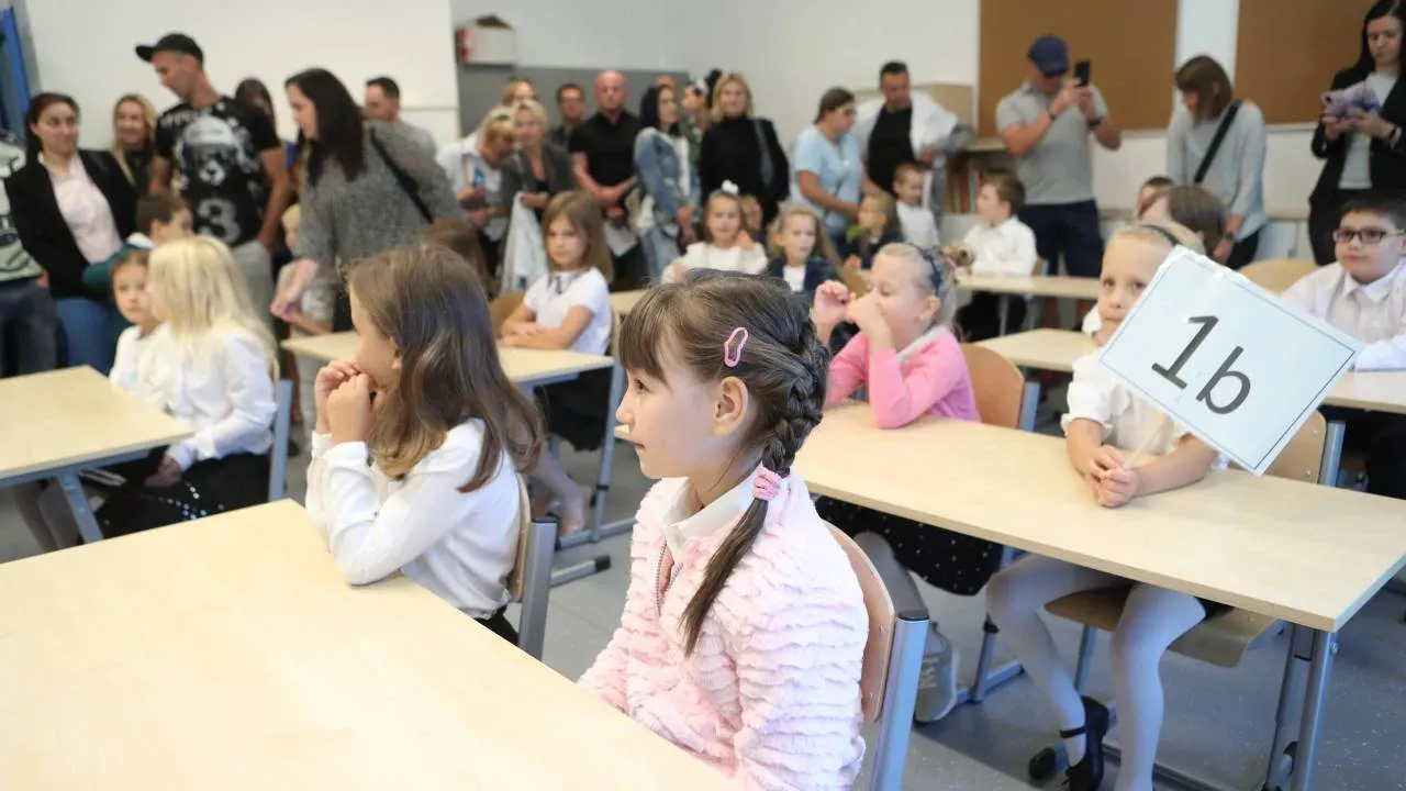 4,9 mln polskich uczniów zaczyna wakacje. Co przyniosły zmiany Nowackiej?