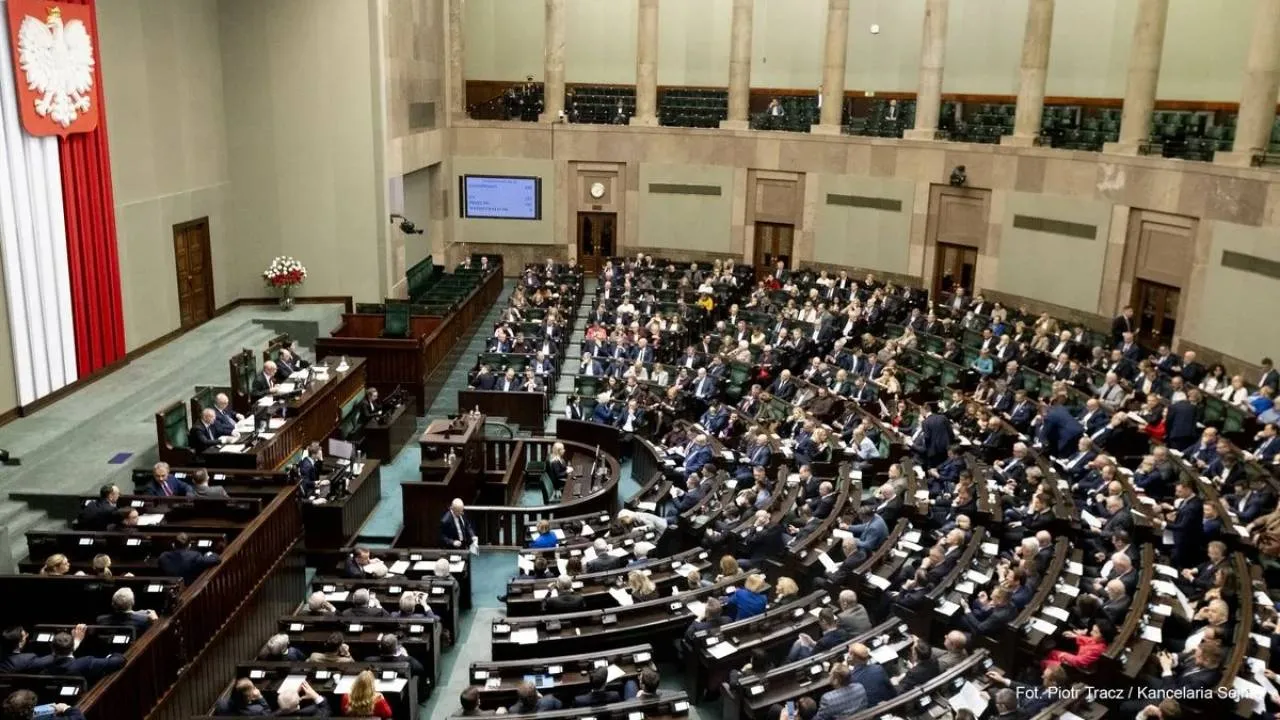 KO z coraz niższym poparciem, PSL i Polska 2050 pod progiem. Tusk nie utrzymałby władzy