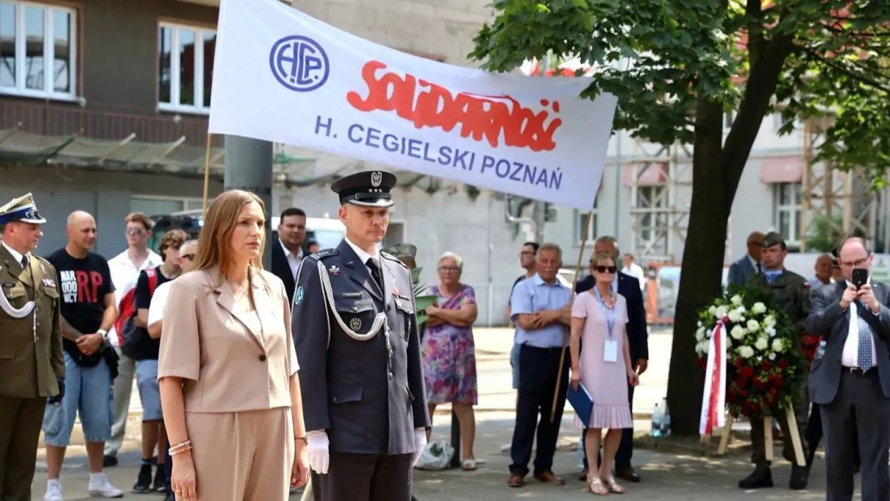 "Kiedy Stalin wycinał Jeżowa ze zdjęcia...". Internauci bezlitośni po kuriozalnym tłumaczeniu MON