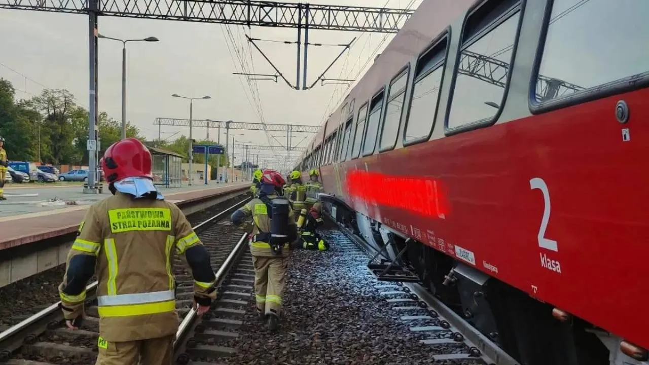 Pożar pociągu osobowego na dworcu w Dębicy. Ewakuowano 250 osób