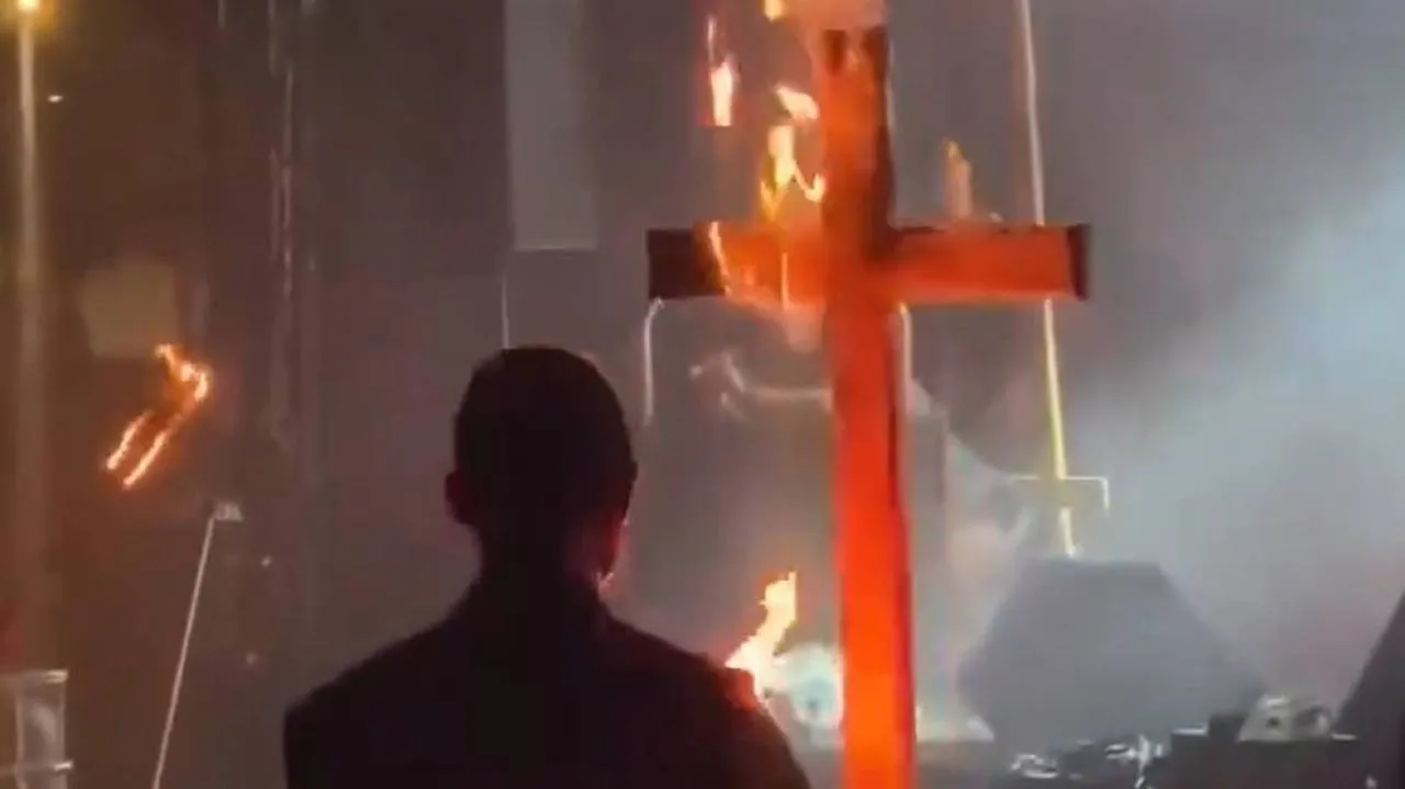 Płonący krzyż na koncercie za pieniądze powiatu koalicji KO-PSL. "Element performenc-u"