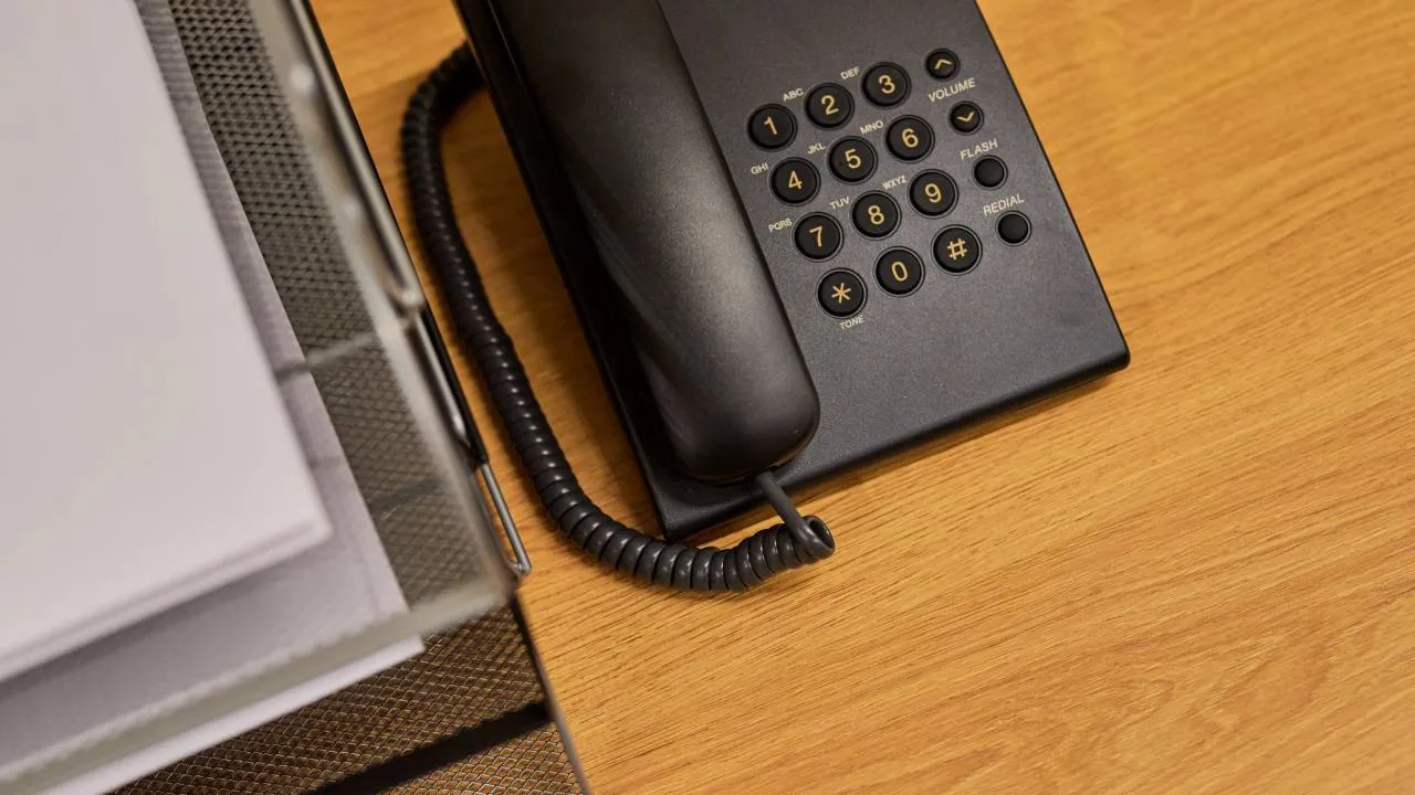 Ostatnia taka rozmowa telefoniczna. Dyrektor zadzwonił z urlopu