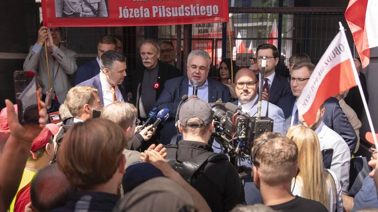 Wojna na pisma. Sąd i prokuratura spierają się o karę dla prezesa Sakiewicza