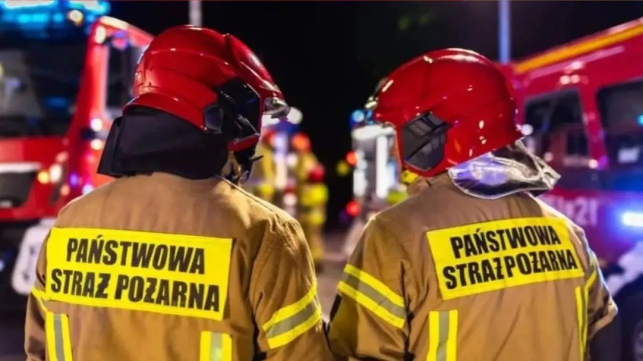 Ogień wybuchł na poddaszu. Ponad 70 osób ewakuowano