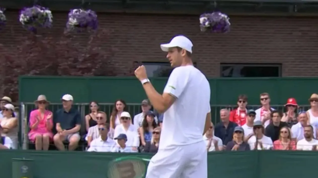 Doskonały mecz Huberta Hurkacza. Polak gra dalej w Wimbledonie