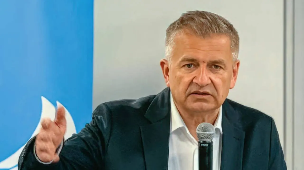 Arłukowicz oskarżał Tuska i porównywał go do pogodynki. Dziś jest jego bulterierem