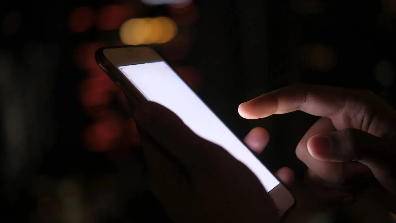 Te alerty RCB budzą wątpliwości. Zapytaliśmy, dlaczego SMS-y przychodzą w środku nocy