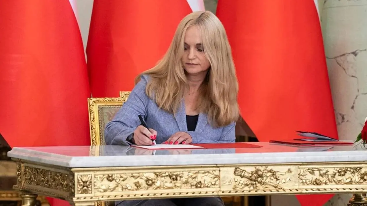 725 tys. innych dochodów to nie koniec. Sobierańskiej-Grendzie nadal płaci szpital... w którym nie pracuje