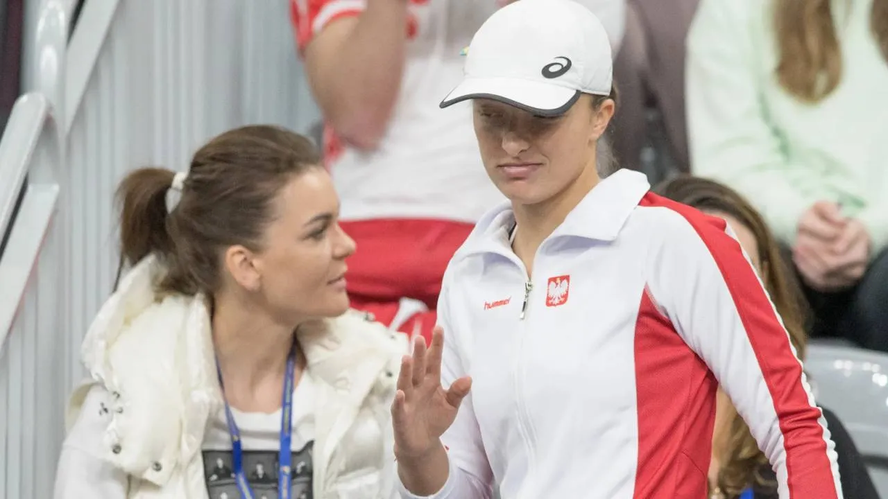Radwańska na bezdechu ze Świątek w Wimbledonie. Gwiazdy spotkały się na korcie