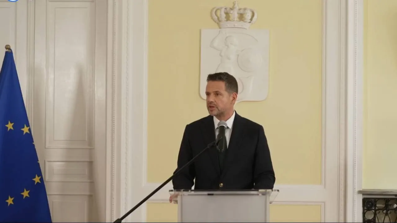 Dwie rezygnacje w warszawskim ratuszu. Trzaskowski podjął decyzje