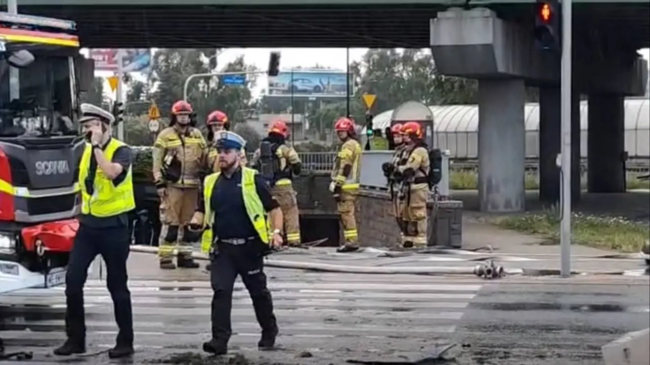 Chaos na ulicach Warszawy. Groźny wypadek w rejonie Ronda Zesłańców Syberyjskich