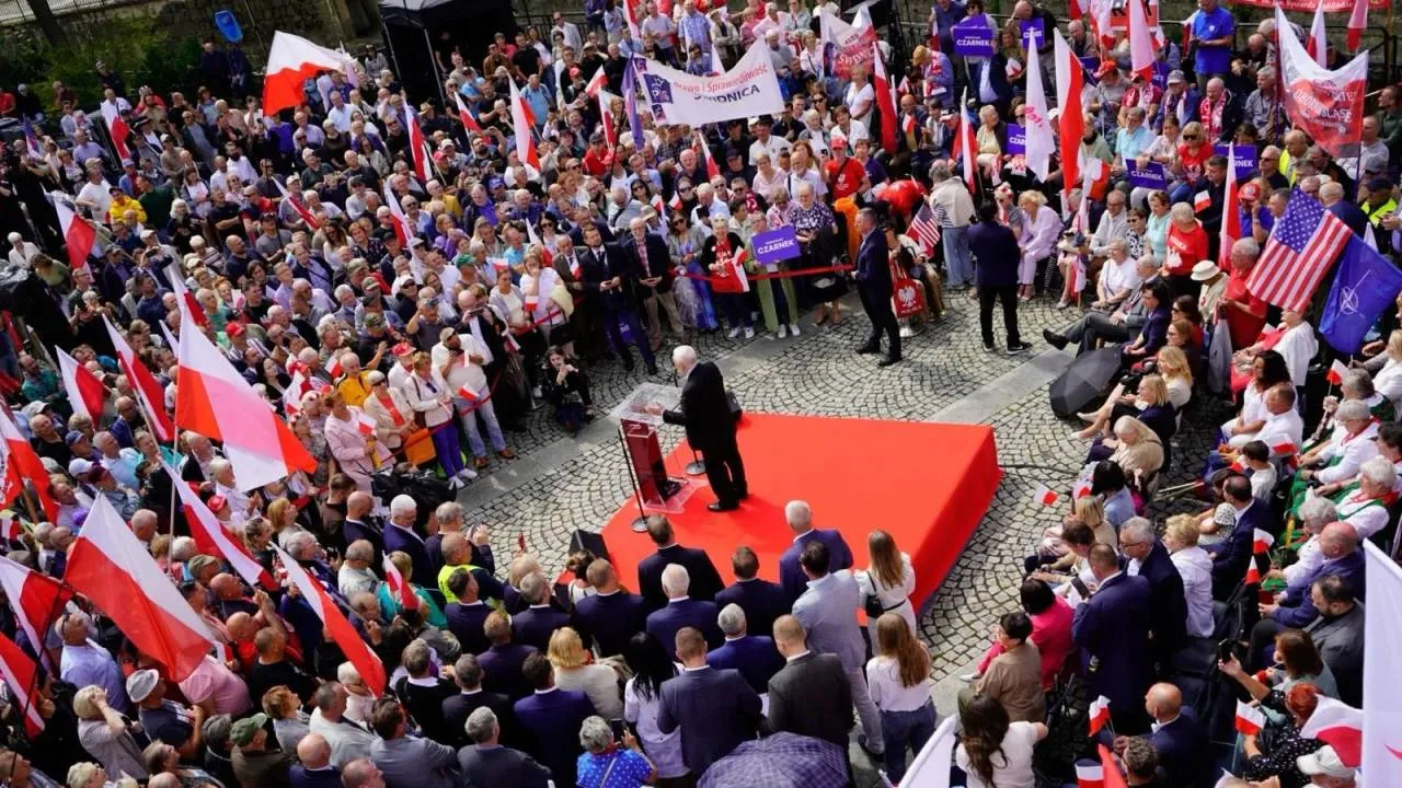 Zwolennicy rządu chcieli zakłócić przemówienie prezesa PiS. Tak odpowiedział tłum