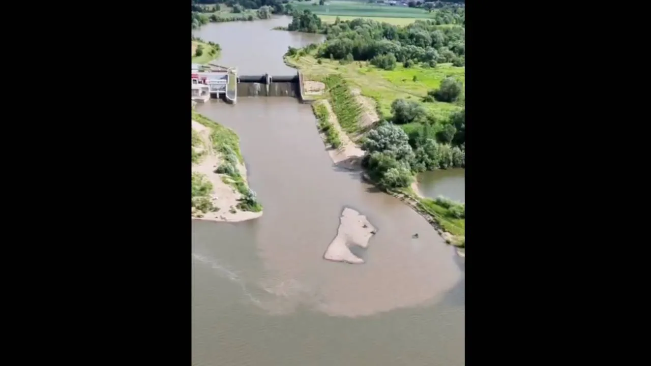 Skażona woda w Bobrze - tak wygląda ujście w jeziorze Rakowickim. Piorunujący widok