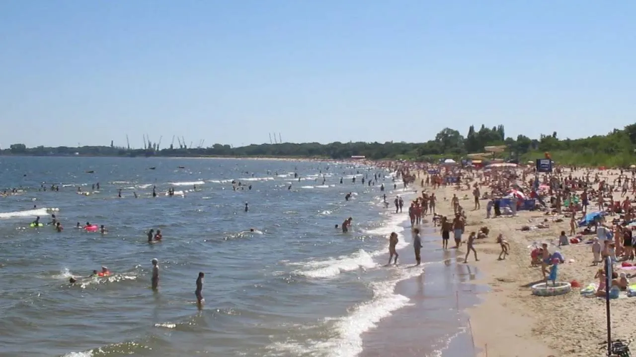 Czerwone flagi na plażach. Na blisko 140 kąpieliskach obowiązuje zakaz kąpieli