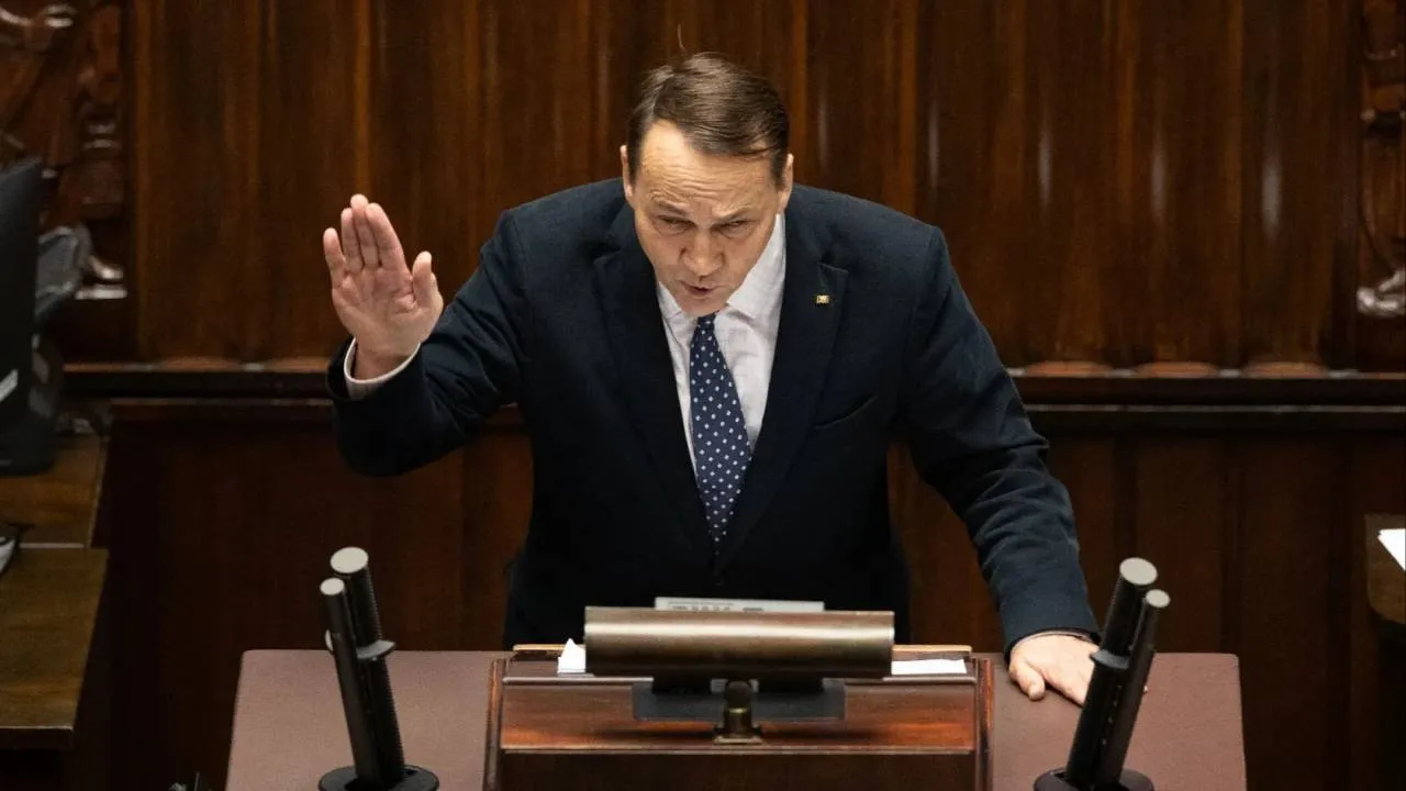 Sikorski kolportuje tezy rosyjskiej propagandy? Szokująca aktywność szefa MSZ w mediach społecznościowych