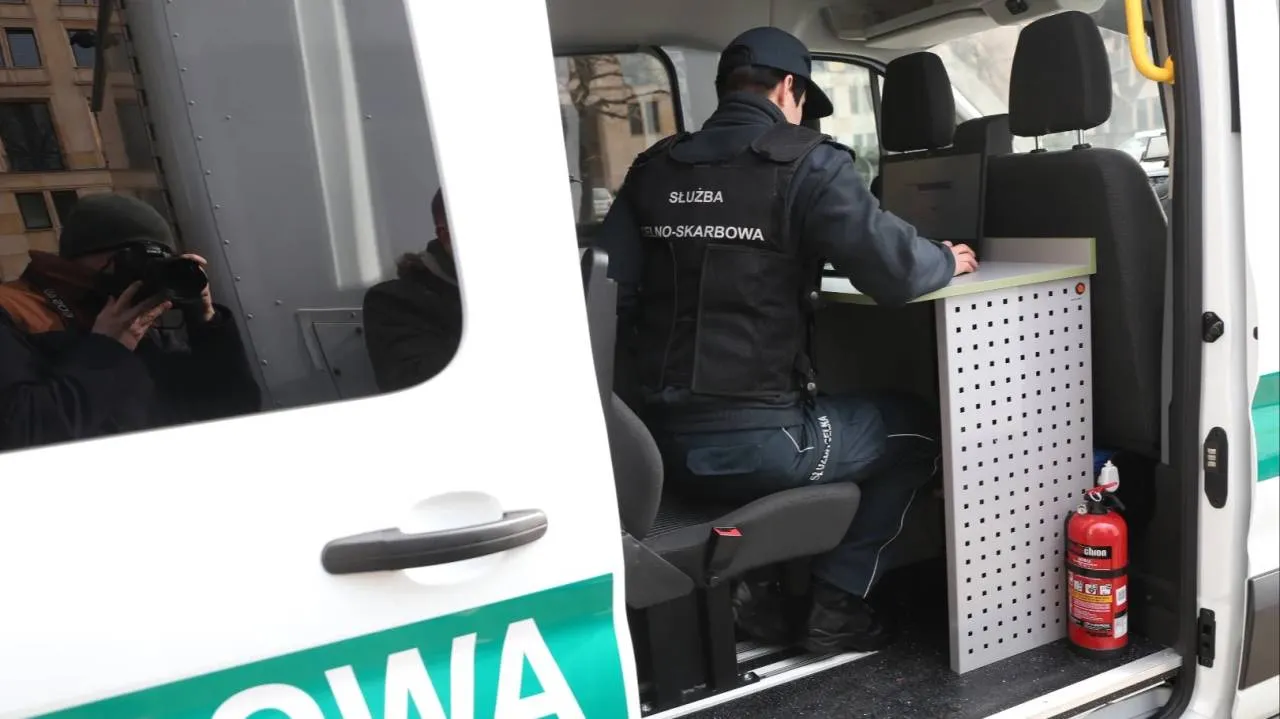 Udawali, że wysyłają odzież. W paczkach były narkotyki