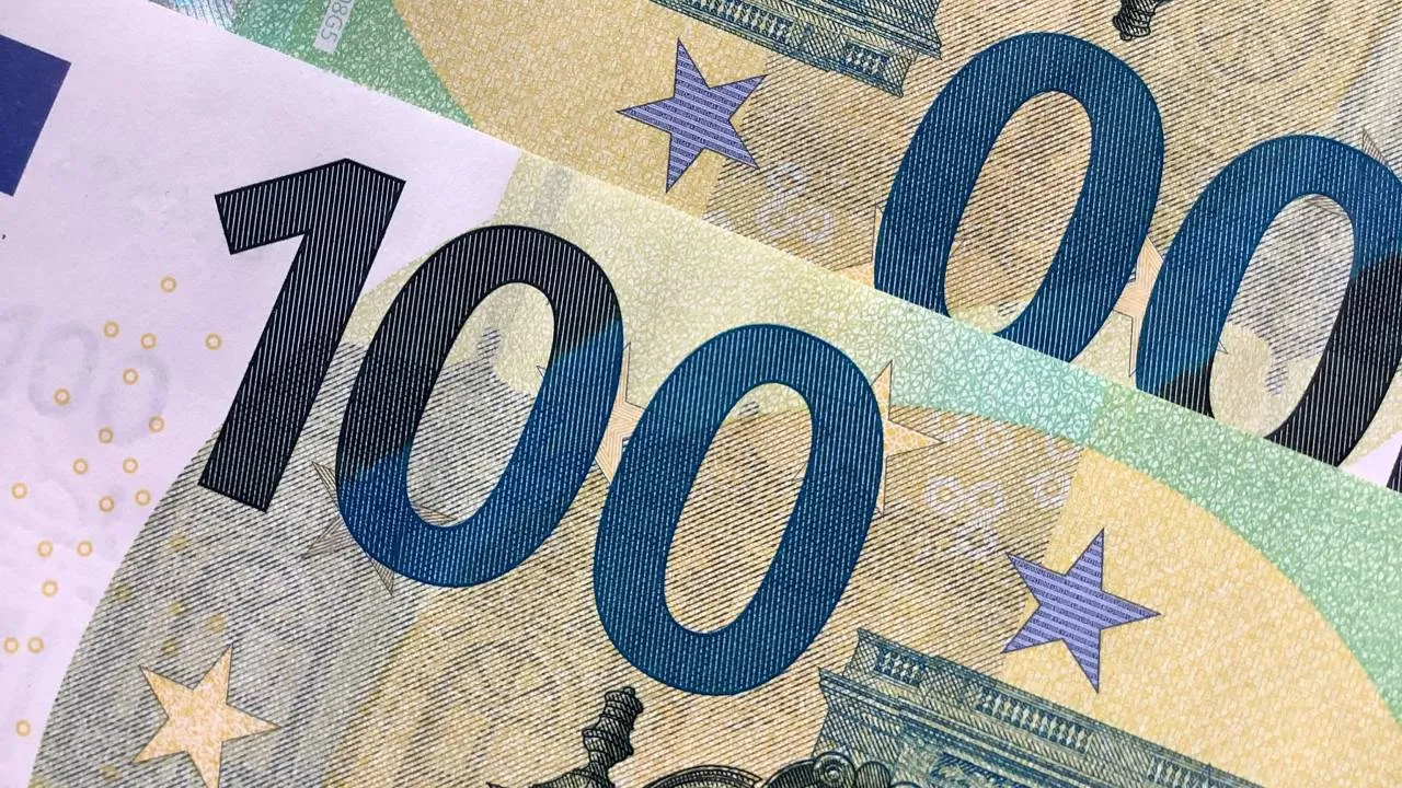 Polacy o takich pieniądzach mogą tylko pomarzyć. Zarobki unijnych urzędników