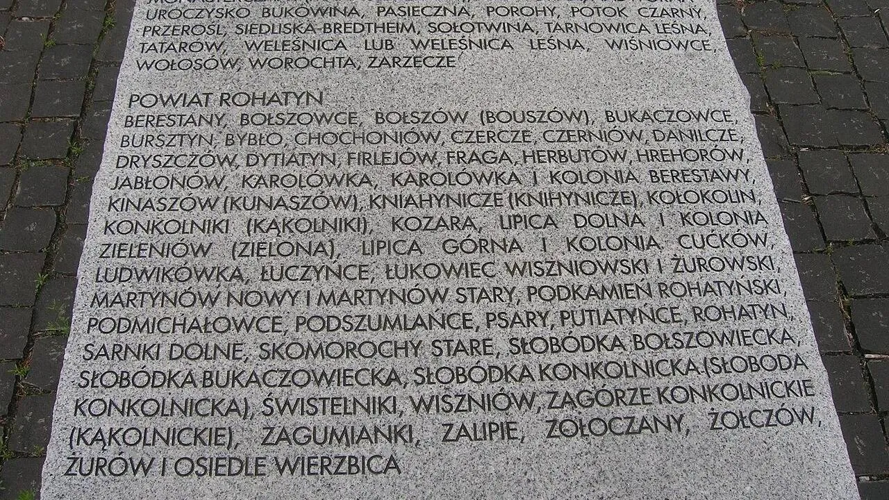 Trzy panny, trzech narzeczonych. „Stopy stawiała tak, by nie deptać ciał”