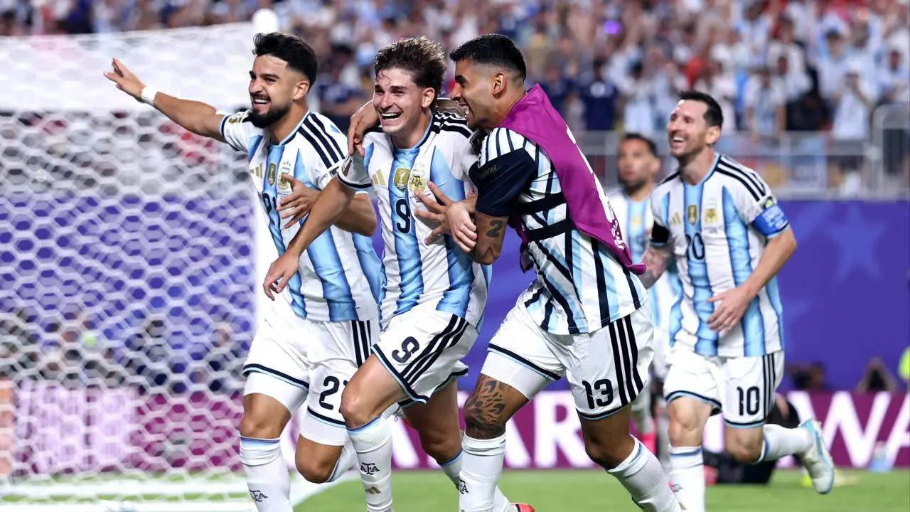 Czerwona kartka, dogrywka i fantastyczny gol. Argentyna zagra o medal na mundialu