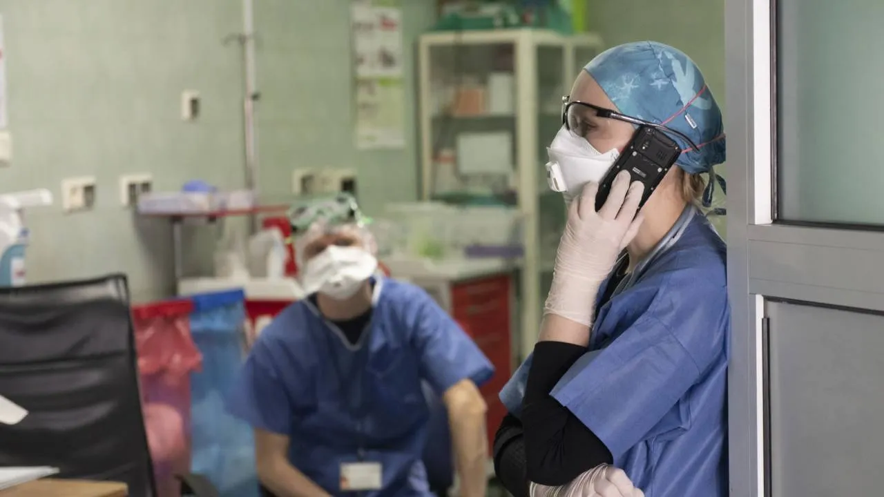 Dług i lekarze zarabiający fortuny. Szpital łączy oddziały, by przetrwać