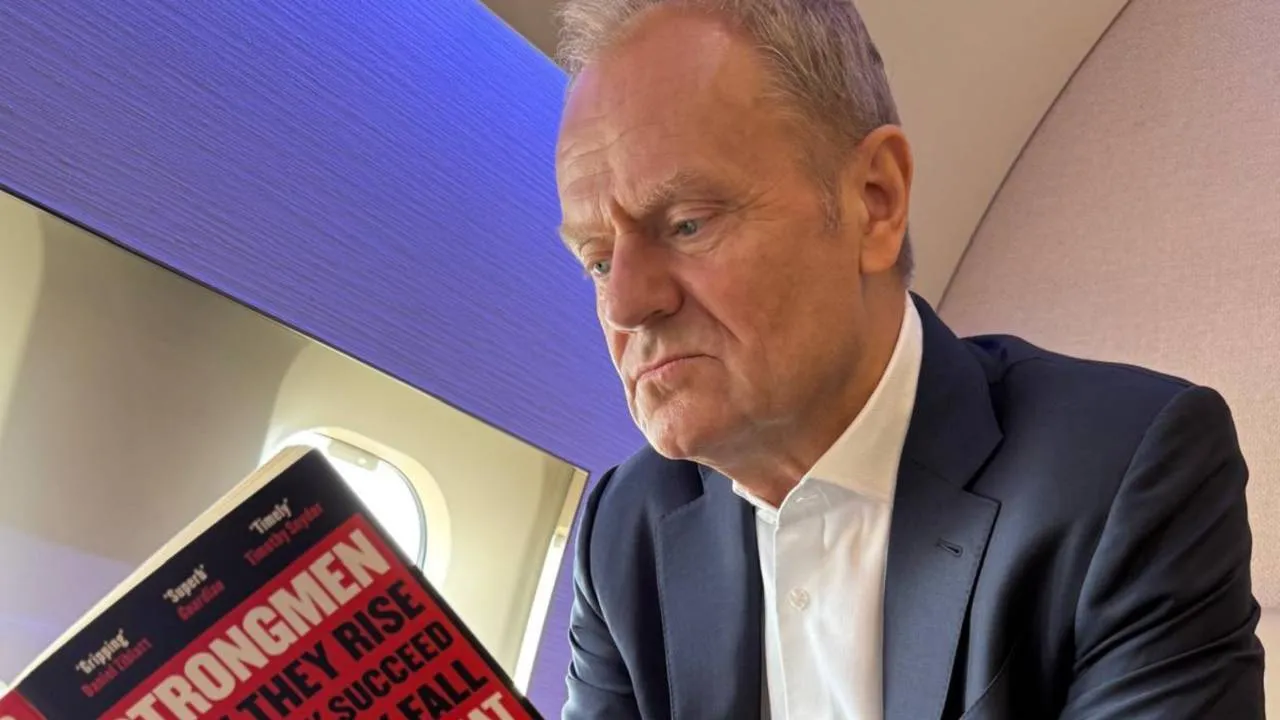 Tusk chwali się, że czyta książkę w samolocie. Ruszyła fala kpin