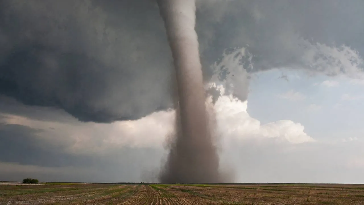 Zerwane dachy, tysiące osób bez prądu. Potężne tornado w USA