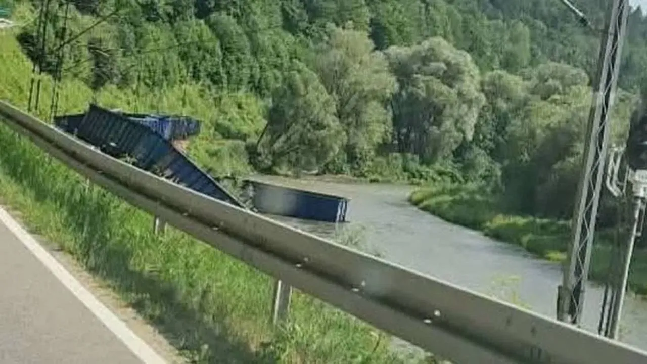 Na południu Polski wykoleił się pociąg. Część wagonów wpadła do rzeki