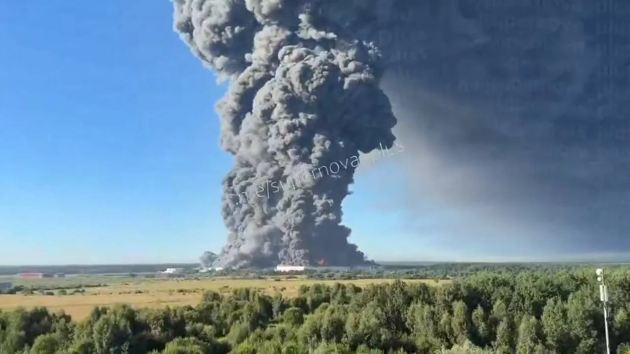Atak dronów na Rosję. Seria ogromnych pożarów - płyną magazyny i skład paliw pod Moskwą [WIDEO]