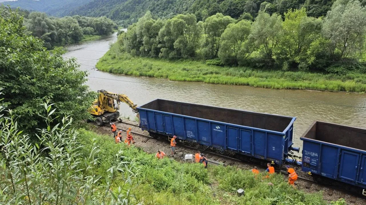 Wagony pociągu wpadły do rzeki. Nowe informacje z PLK