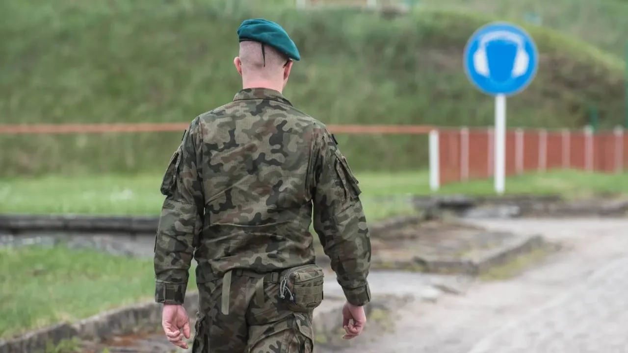 Nie pobór do wojska, a szkolenia. Polacy ponad podziałami odrzucają obowiązkową służbę