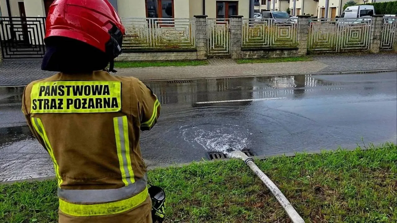 Trudny weekend dla strażaków. Ponad 1600 zgłoszeń po przejściu frontu burzowego