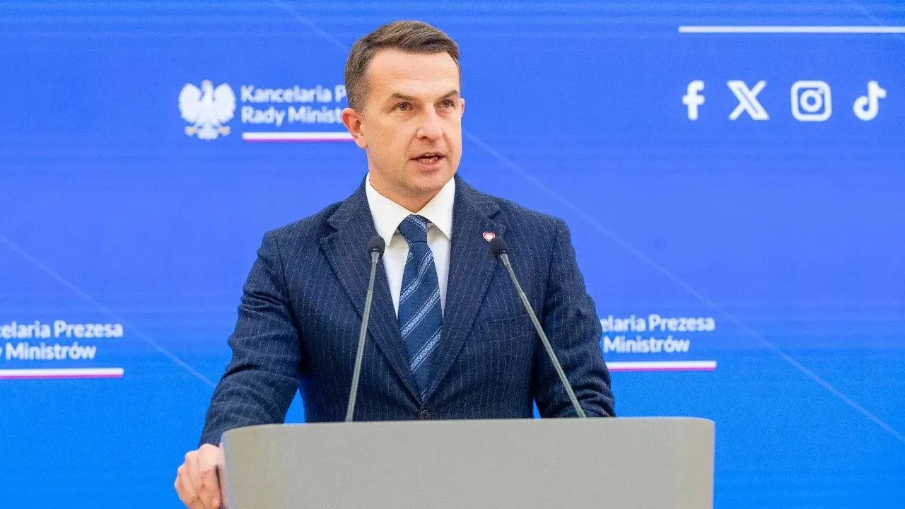 Zamiast odpowiedzi - atak na Morawieckiego. Co tak rozjuszyło Szłapkę?