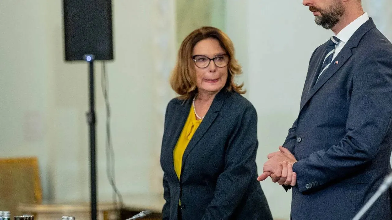 Senat nie szczędzi grosza na wygląd Kidawy-Błońskiej. Tyle wydajemy na jej fryzjera i makijaż