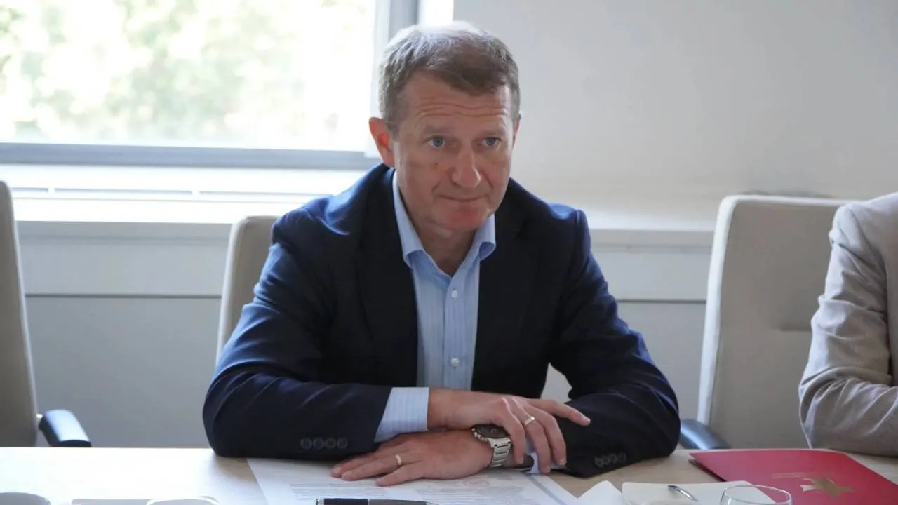 Wiceminister Raś broni najmu krótkoterminowego, a agencja jego żony sprzedaje apartamenty pod taki cel!