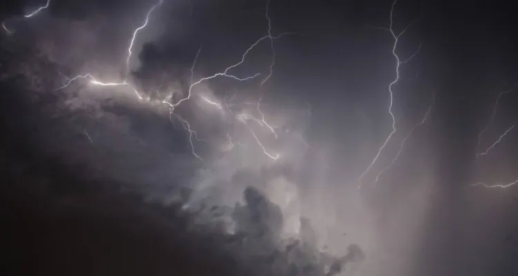 Alerty IMGW dla większości kraju. Nadciągają burze, ulewy i grad