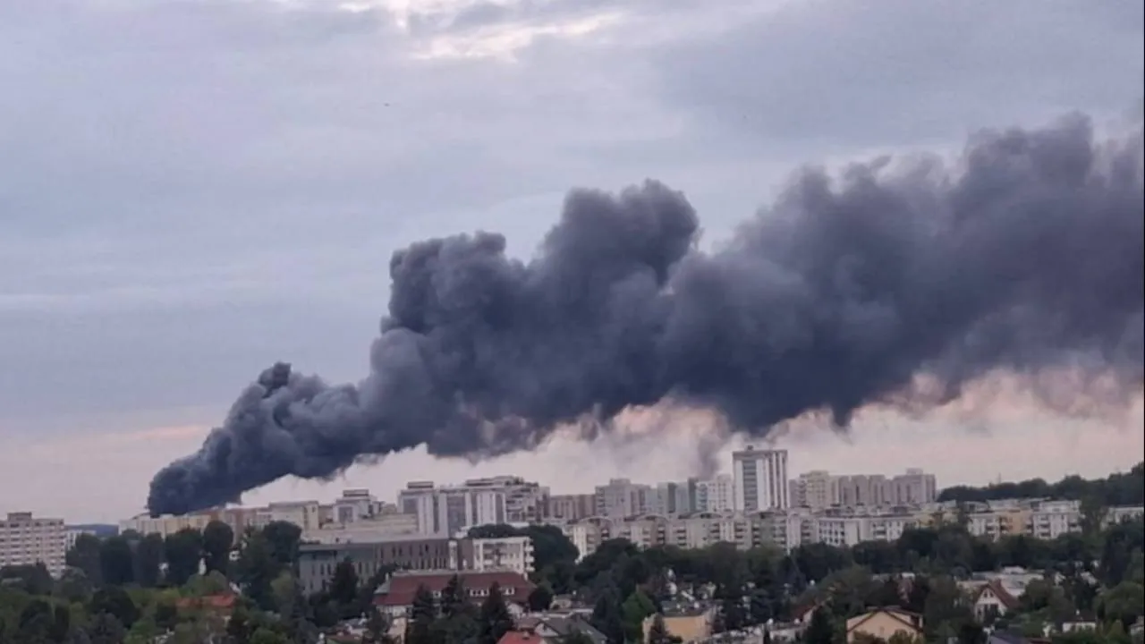 Kłęby ciemnego dymu nad Warszawą. Strażacy walczą z pożarem salonu samochodowego