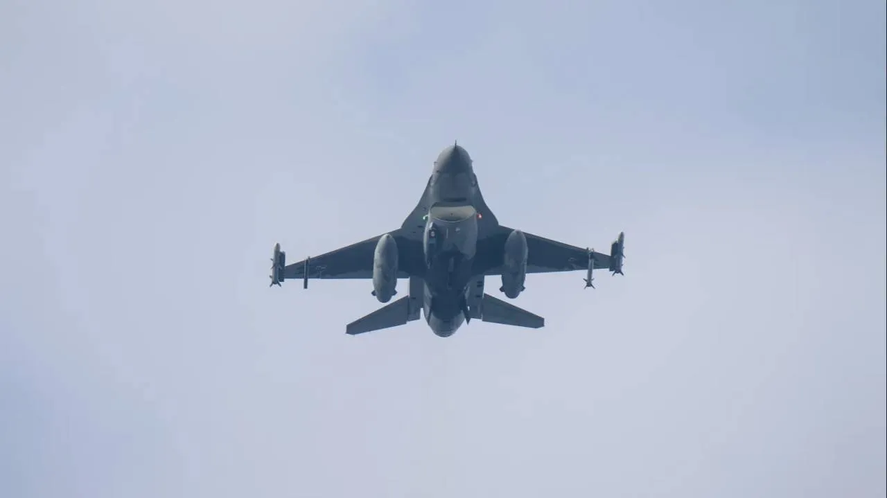 Niebezpieczny incydent. F-16 zestrzelił drona. "Zespoły przeczesują teren"